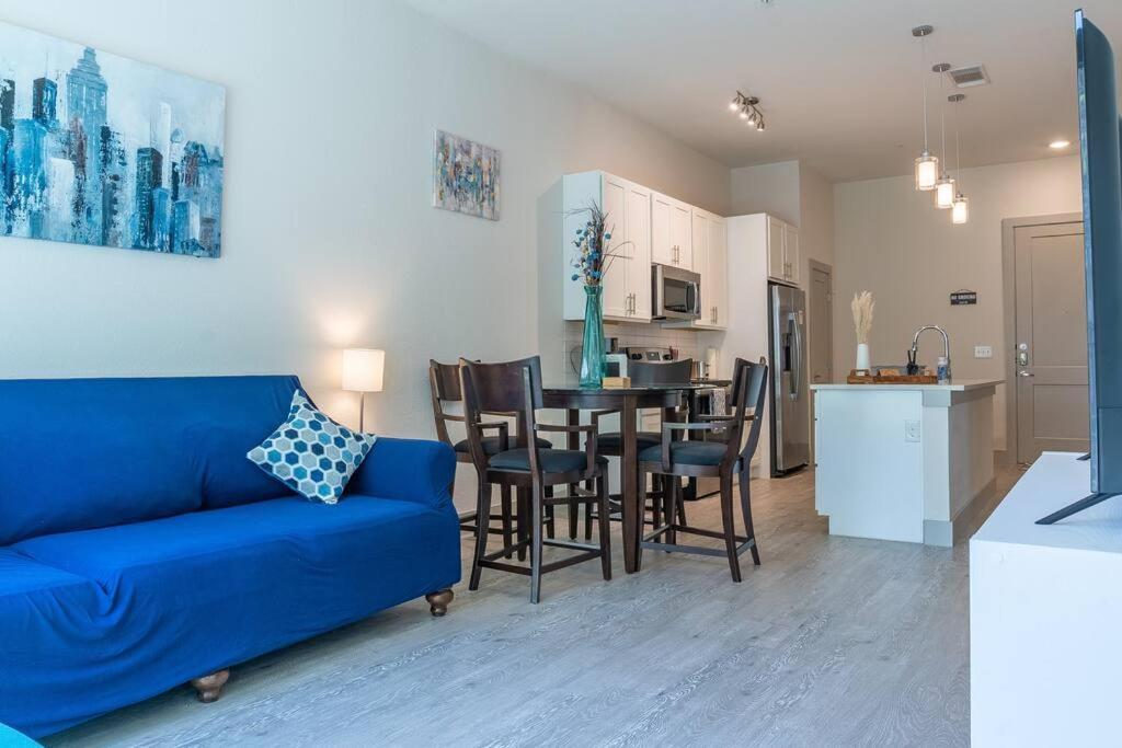 Beautiful Riverwalk Apt With Full Amenities, King Bed & Free Parking ซานอันโตนิโอ ภายนอก รูปภาพ