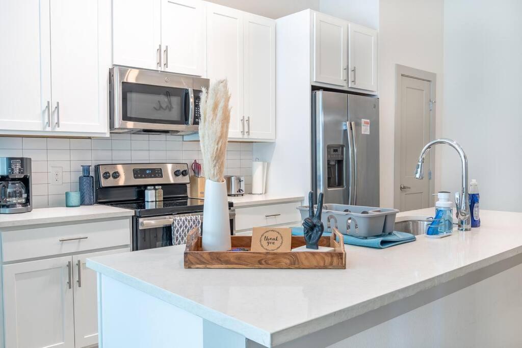 Beautiful Riverwalk Apt With Full Amenities, King Bed & Free Parking ซานอันโตนิโอ ภายนอก รูปภาพ