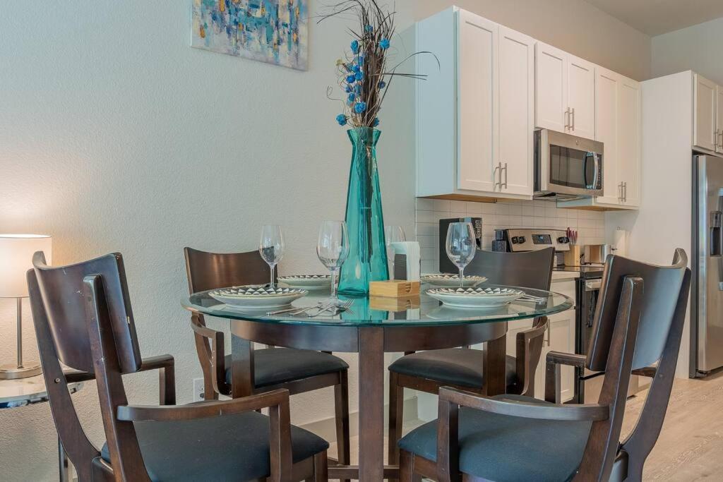 Beautiful Riverwalk Apt With Full Amenities, King Bed & Free Parking ซานอันโตนิโอ ภายนอก รูปภาพ