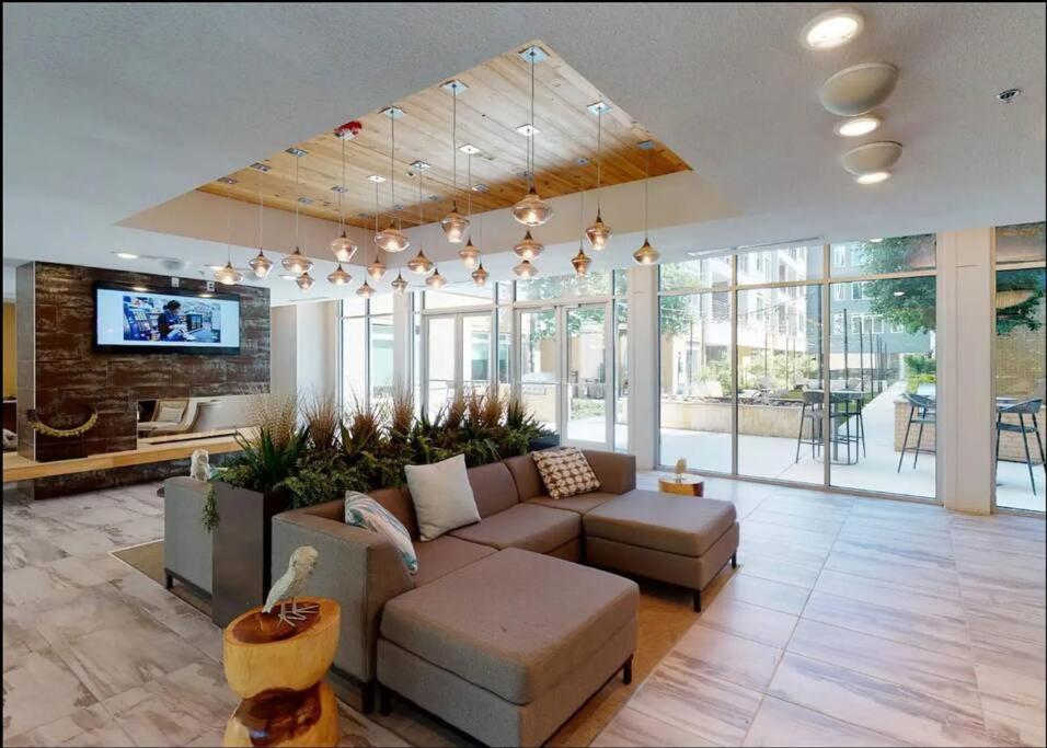 Beautiful Riverwalk Apt With Full Amenities, King Bed & Free Parking ซานอันโตนิโอ ภายนอก รูปภาพ