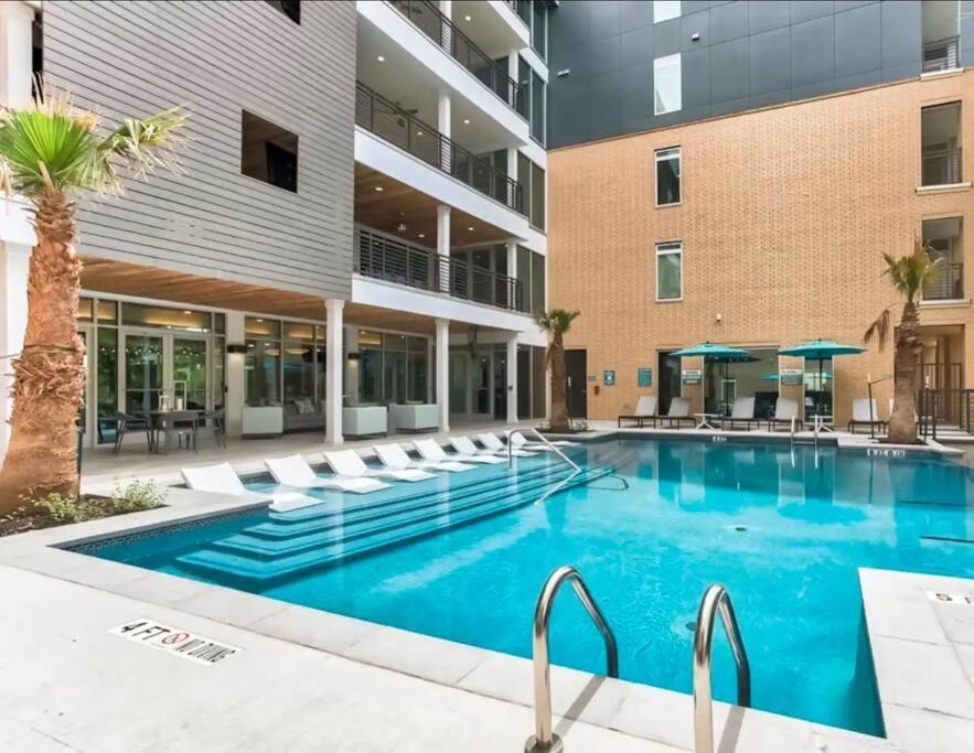 Beautiful Riverwalk Apt With Full Amenities, King Bed & Free Parking ซานอันโตนิโอ ภายนอก รูปภาพ