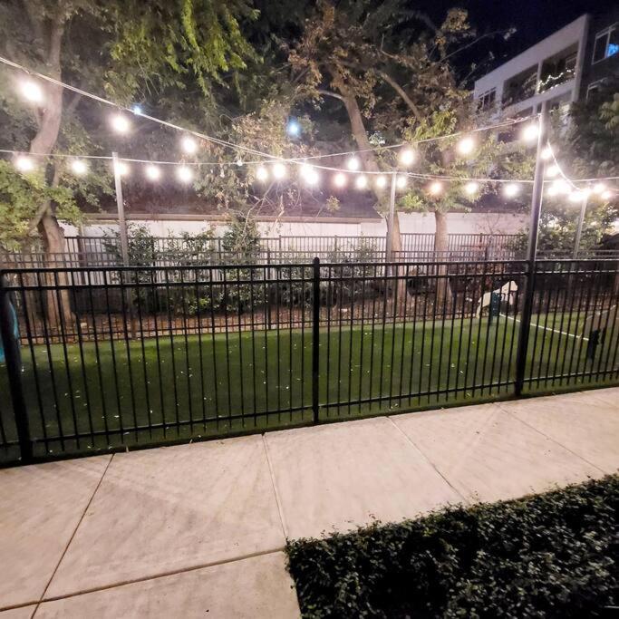Beautiful Riverwalk Apt With Full Amenities, King Bed & Free Parking ซานอันโตนิโอ ภายนอก รูปภาพ