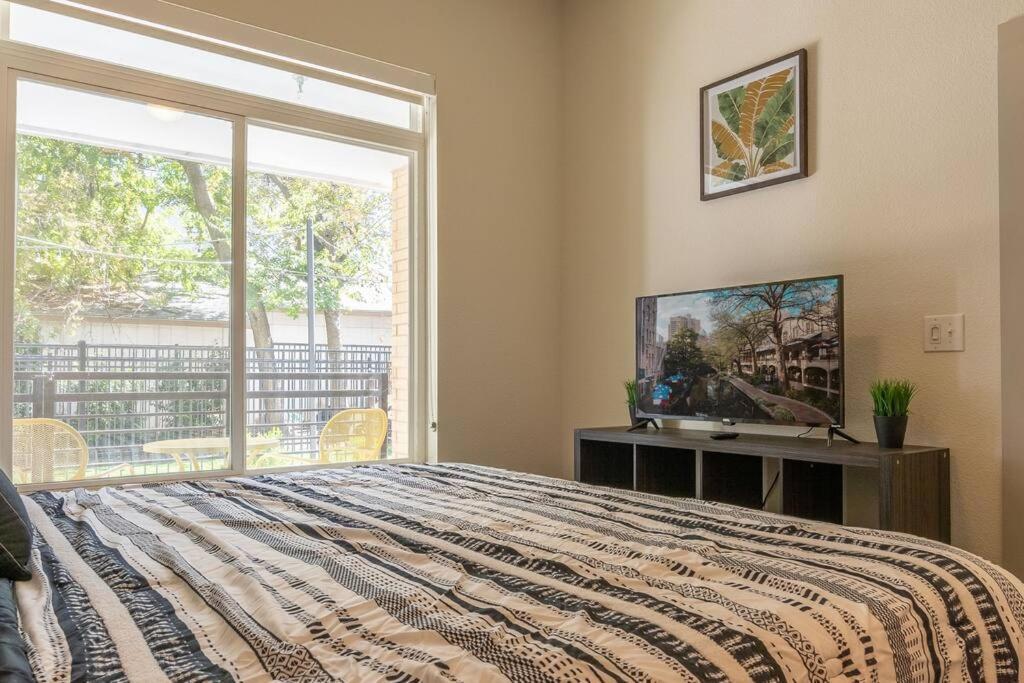 Beautiful Riverwalk Apt With Full Amenities, King Bed & Free Parking ซานอันโตนิโอ ภายนอก รูปภาพ