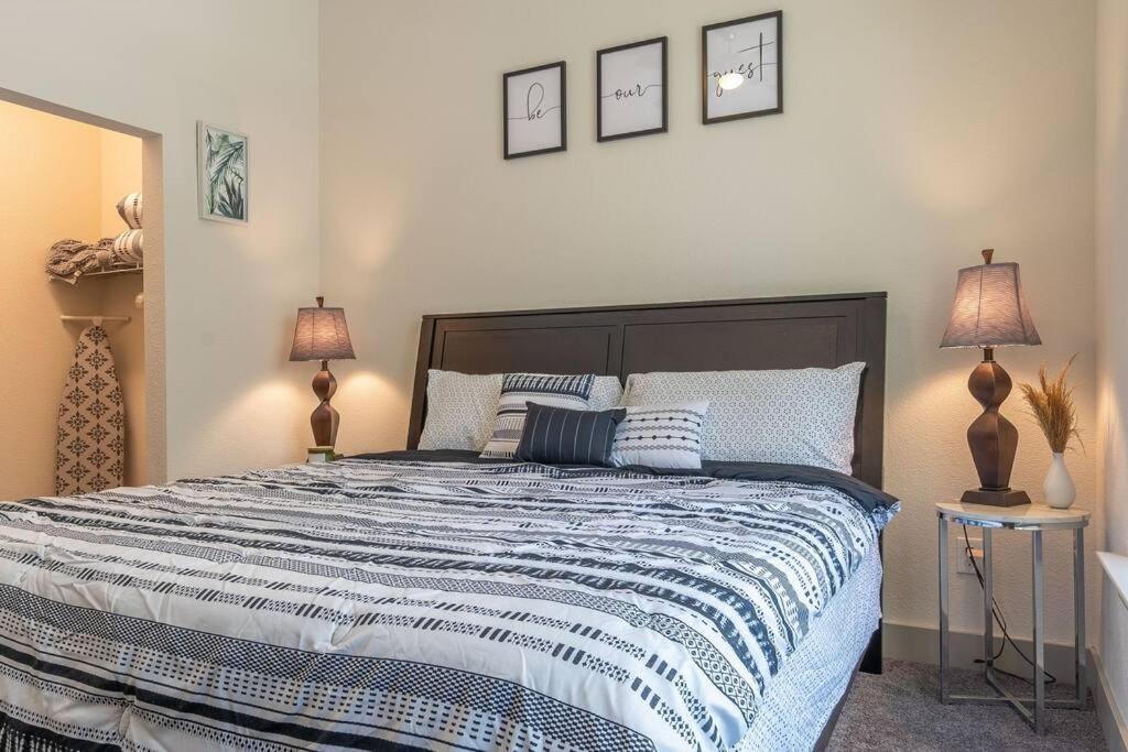 Beautiful Riverwalk Apt With Full Amenities, King Bed & Free Parking ซานอันโตนิโอ ภายนอก รูปภาพ