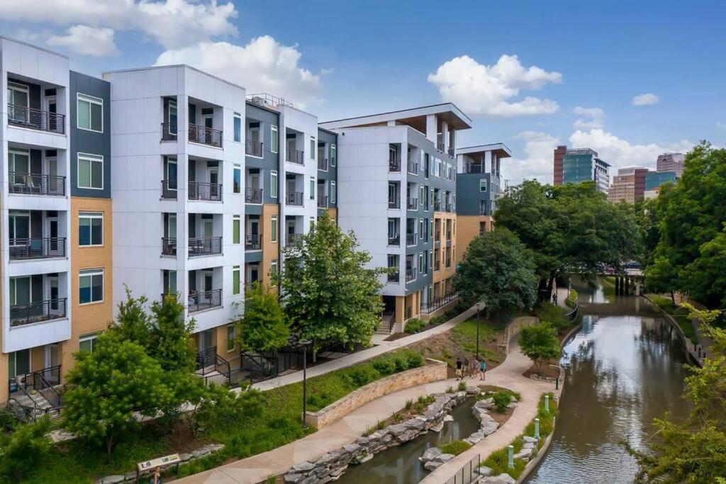 Beautiful Riverwalk Apt With Full Amenities, King Bed & Free Parking ซานอันโตนิโอ ภายนอก รูปภาพ