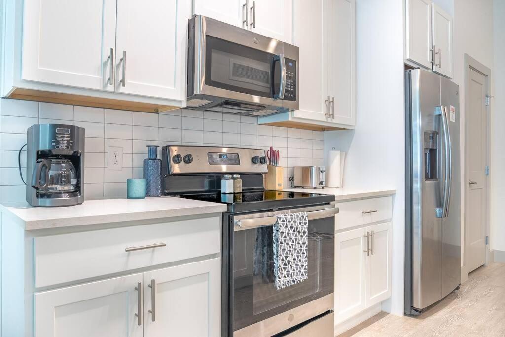 Beautiful Riverwalk Apt With Full Amenities, King Bed & Free Parking ซานอันโตนิโอ ภายนอก รูปภาพ