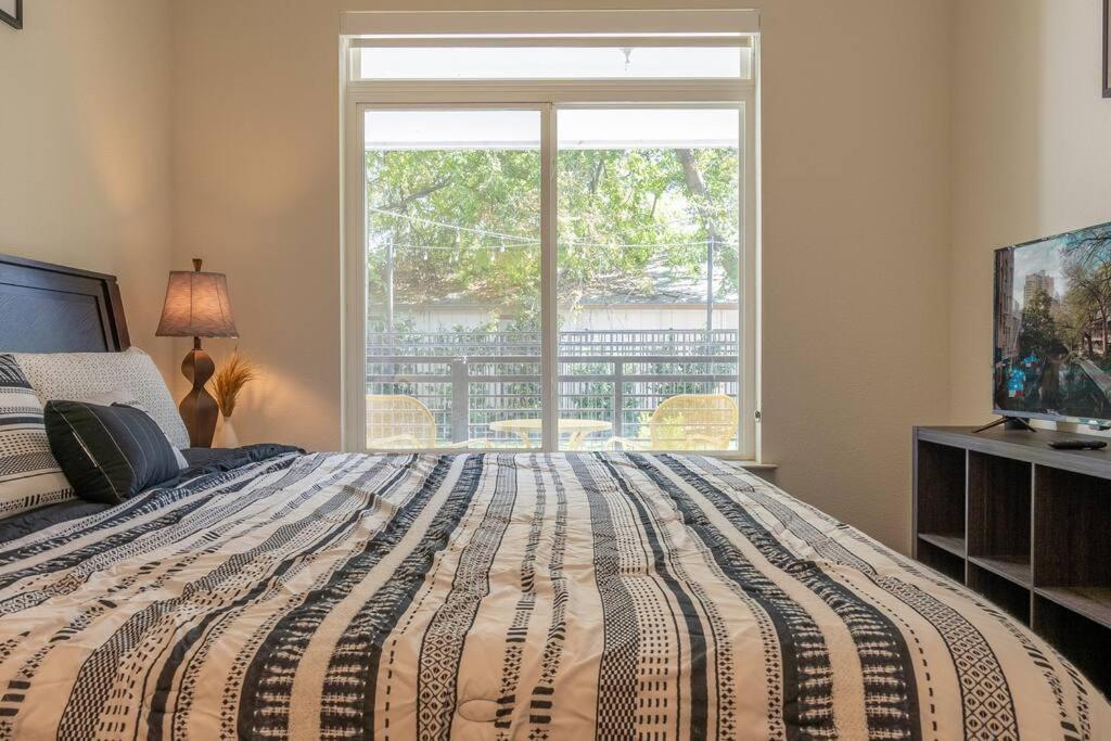 Beautiful Riverwalk Apt With Full Amenities, King Bed & Free Parking ซานอันโตนิโอ ภายนอก รูปภาพ