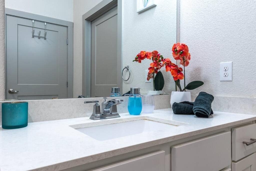 Beautiful Riverwalk Apt With Full Amenities, King Bed & Free Parking ซานอันโตนิโอ ภายนอก รูปภาพ
