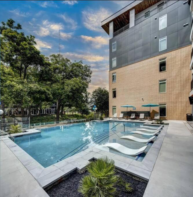Beautiful Riverwalk Apt With Full Amenities, King Bed & Free Parking ซานอันโตนิโอ ภายนอก รูปภาพ