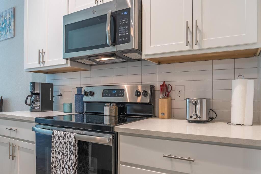 Beautiful Riverwalk Apt With Full Amenities, King Bed & Free Parking ซานอันโตนิโอ ภายนอก รูปภาพ