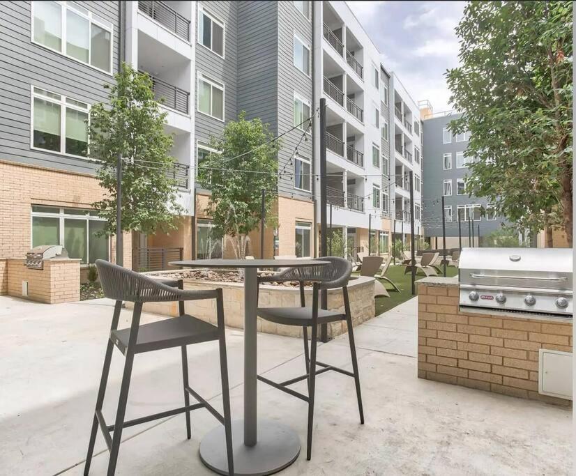 Beautiful Riverwalk Apt With Full Amenities, King Bed & Free Parking ซานอันโตนิโอ ภายนอก รูปภาพ